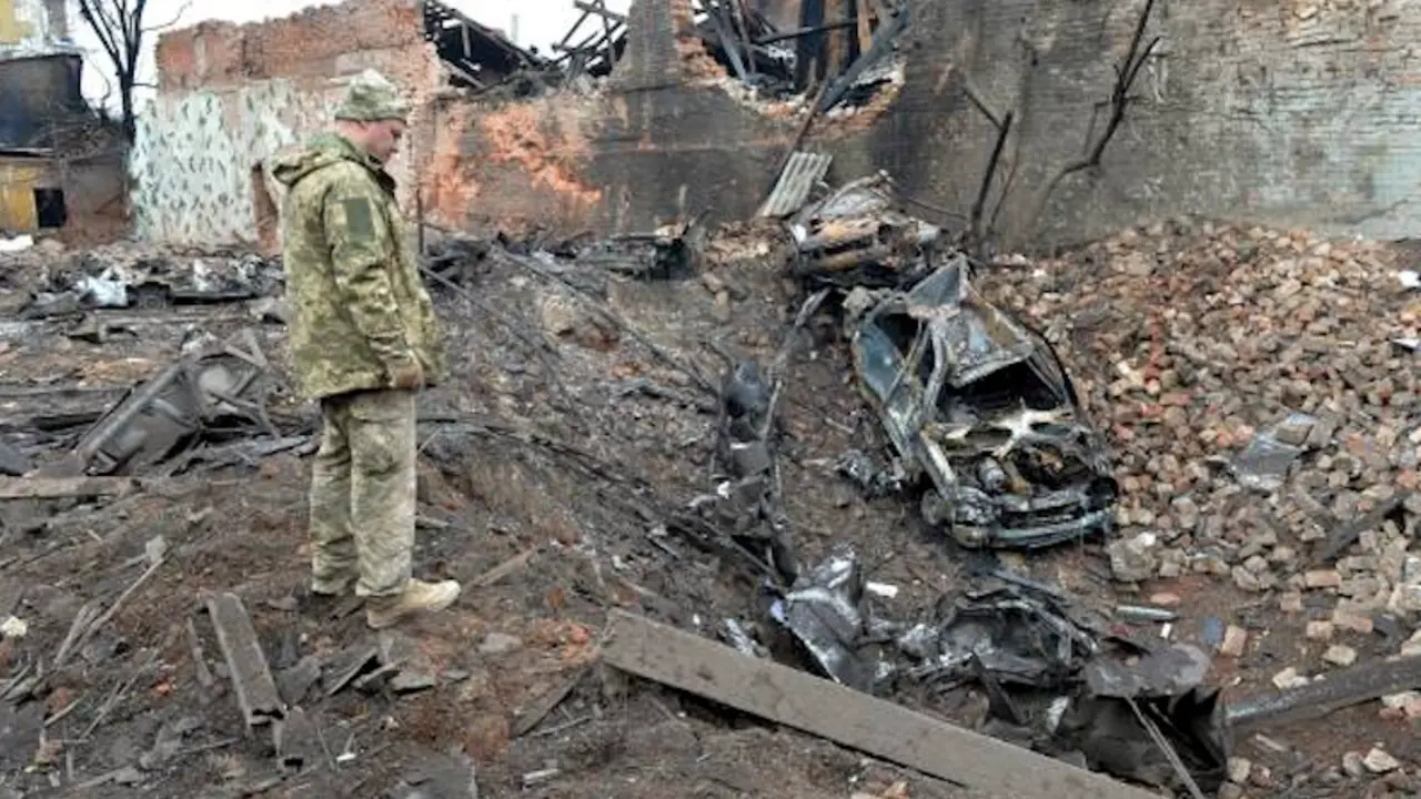 Un militar ucraniano observa los destrozos tras un bombardeo en la segunda ciudad m&aacute;s grande de Ucrania, Kharkiv, el 7 de marzo de 2022.