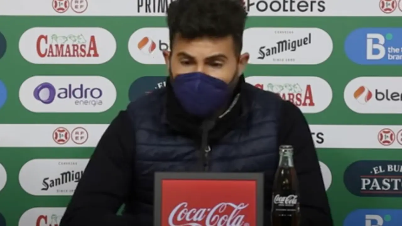 El entrenador del Racing, Fern&aacute;ndez Romo durante la rueda de prensa. / ALERTA