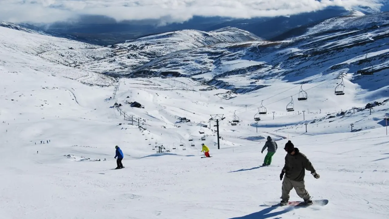 Esquiadores en la estaci&oacute;n de Alto Campoo. / EP