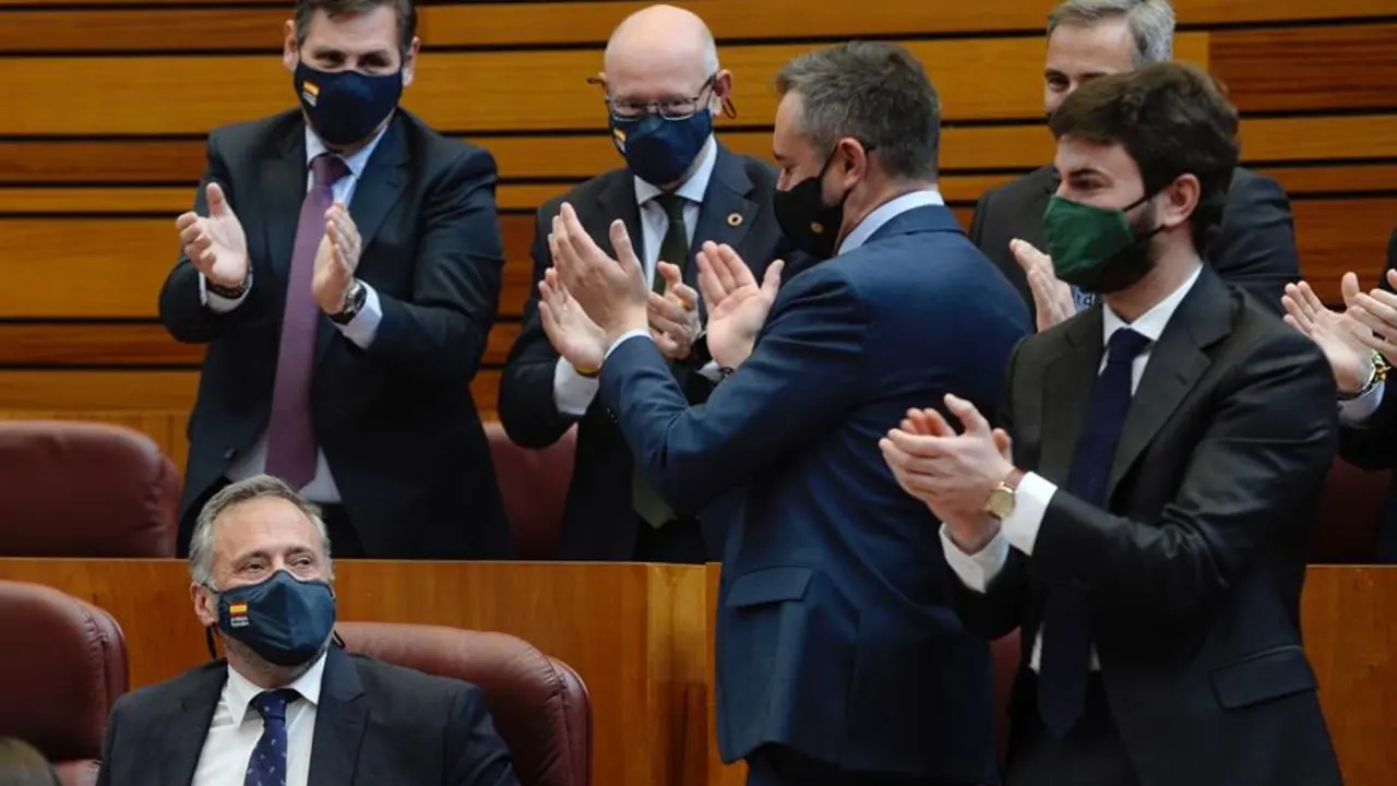 Carlos Poll&aacute;n (i), del grupo parlamentario Vox, recibe los aplausos del candidato de su partido a la presidencia de la Junta y del resto de sus compa&ntilde;eros. EFE/NACHO GALLEGO