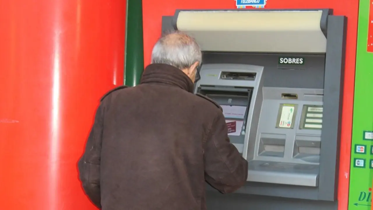 Un usuario utiliza un cajero autom&aacute;tico. / EP