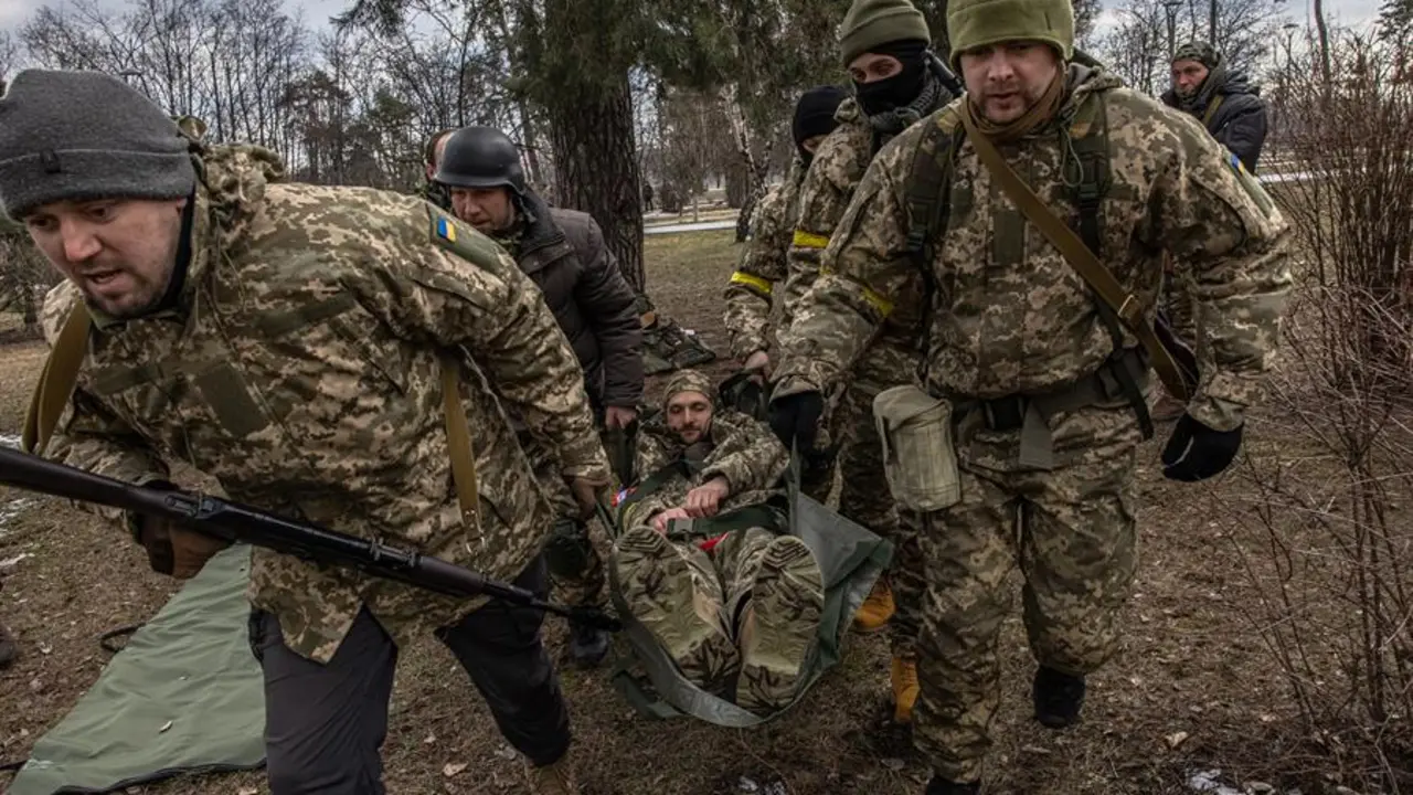 Miembros de las Fuerzas de Defensa Territorial asisten a una sesi&oacute;n de entrenamiento sobre t&eacute;cnicas de primeros auxilios, este mi&eacute;rcoles, en Kiev. EFE/Roman Pilipey