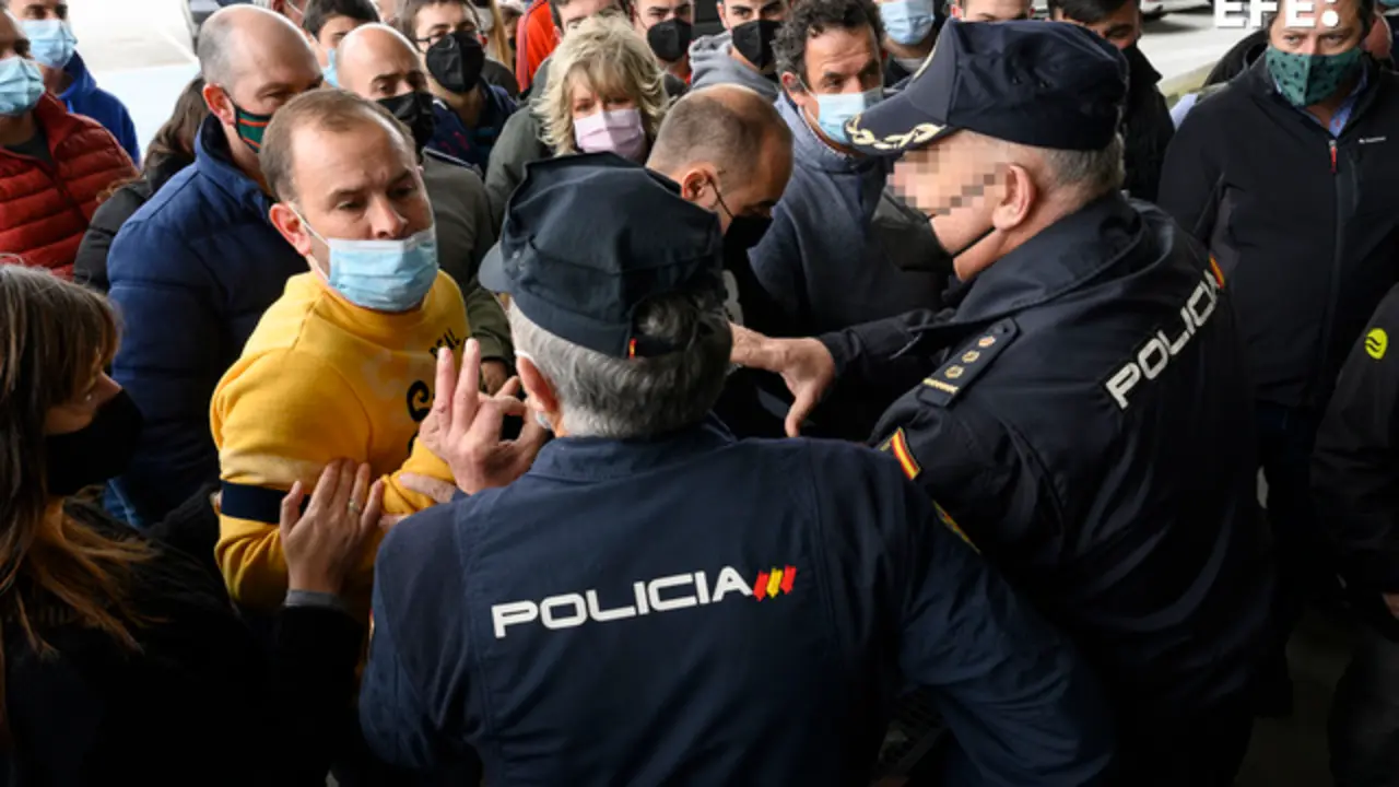 Unos 300 ganaderos han participado en una protesta en Torrelavega para denunciar los bajos precios de la leche a las puertas de Mercadona, una concentraci&oacute;n saldada con alg&uacute;n forcejeo al impedirles entrar en el supermercado. / Pedro Puente Hoyos