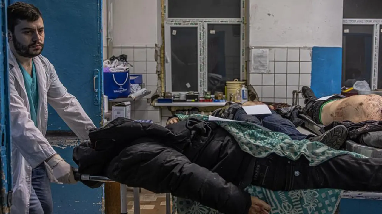 Un trabajador m&eacute;dico traslada el cad&aacute;ver de un hombre civil, supuestamente asesinado por el ej&eacute;rcito ruso, en un dep&oacute;sito de cad&aacute;veres, en Brovary, regi&oacute;n de Kiev, Ucrania. EFE/EPA/ROMAN PILIPEY