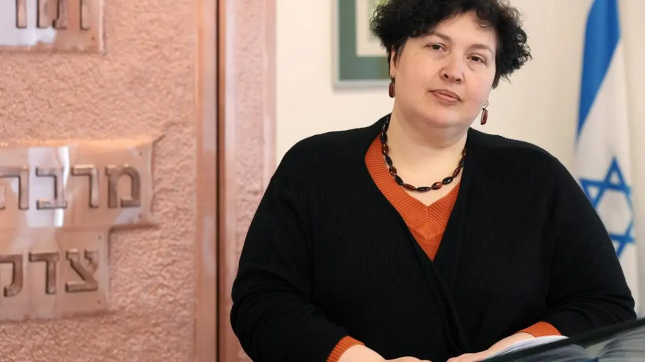 La rabina Julia Gris, quien dirigi&oacute; una congregaci&oacute;n jud&iacute;a progresista en Odessa, Ucrania, visita una sinagoga en Varsovia, Polonia, el s&aacute;bado 12 de marzo de 2022. Muchos jud&iacute;os se encuentran entre los m&aacute;s de 2,5 millones de refugiados que abandonan Ucrania.&nbsp;Las organizaciones jud&iacute;as internacionales se han movilizado para ayudar, trabajando con las comunidades jud&iacute;as locales en Polonia, Rumania, Moldavia y otros lugares para organizar alimentos, refugio, atenci&oacute;n m&eacute;dica y otro tipo de asistencia.&nbsp;Entre ellos se encuentra la rabina Gris, la &uacute;nica mujer rabina de Ucrania, que en estos d&iacute;as dirige los servicios de Shabat en l&iacute;nea para su congregaci&oacute;n dispersa.&nbsp;(Foto AP/Czarek Sokolowski)