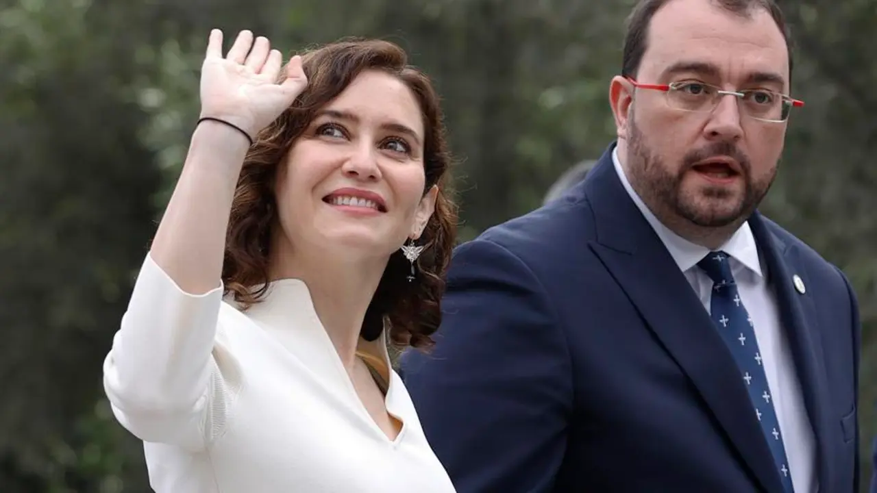La presidenta de la Comunidad de Madrid, Isabel D&iacute;az Ayuso (i) y el de Asturias, Adri&aacute;n Barb&oacute;n (d) a su llegada a la XXVI Conferencia de Presidentes celebrada este domingo en el Museo Arqueol&oacute;gico Benahoarita en la localidad de Los Llanos de Aridane, al oeste de la isla de La Palma. EFE/ Juan Carlos Hidalgo