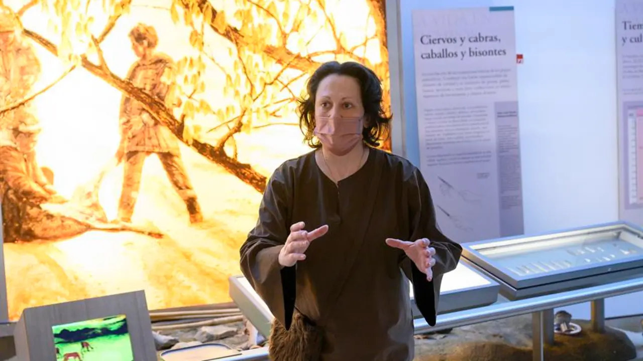 El teatro y la historia se han unido en el Museo Nacional y Centro de Interpretaci&oacute;n de Altamira, en Santillana del Mar, para contar a trav&eacute;s de la visita de la moradora Suk c&oacute;mo era la caza o pesca en el Paleol&iacute;tico, donde hombres y mujeres aportaban lo mismo y la cooperaci&oacute;n era la protagonista. EFE/Pedro Puente Hoyos