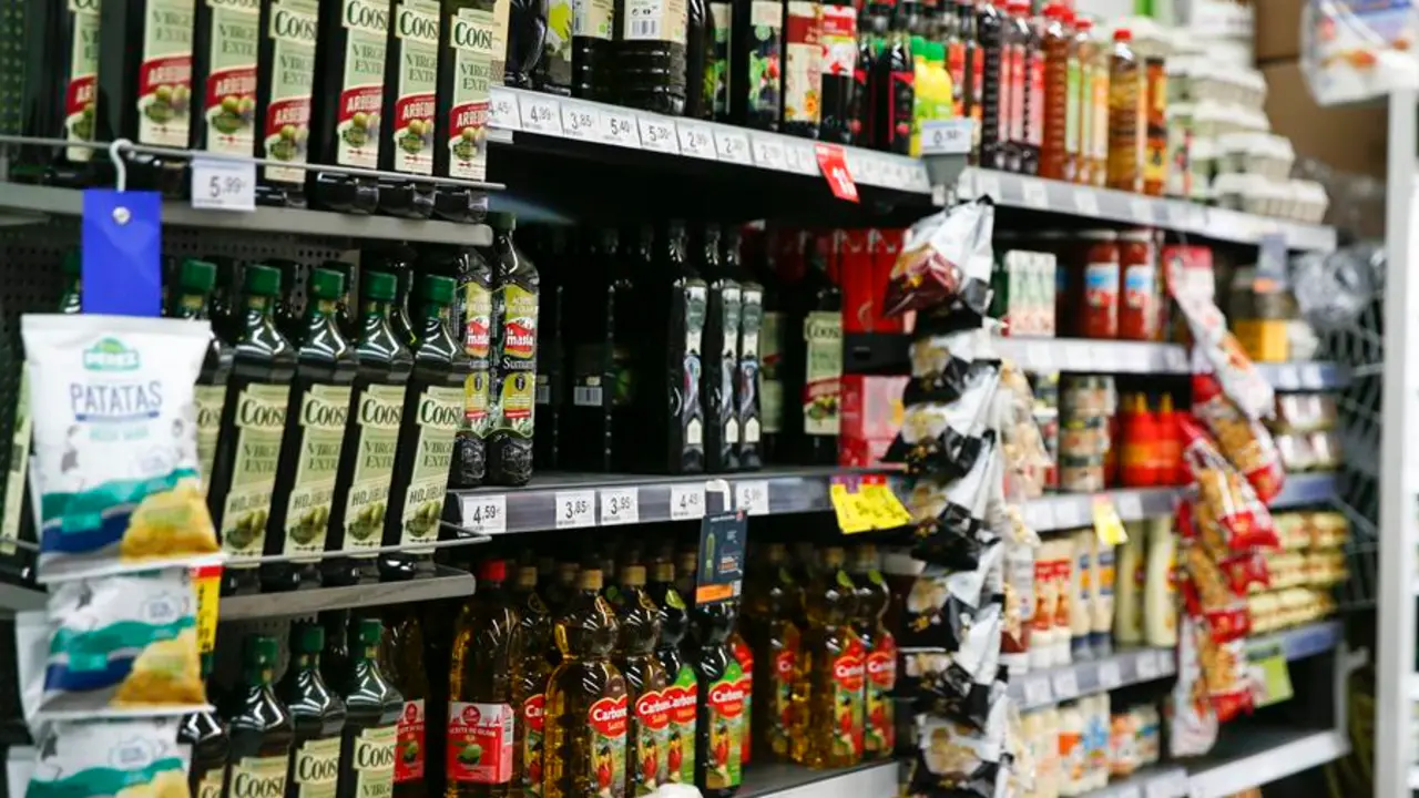 Estanter&iacute;as con botellas de aceite en un supermercado de Madrid el pasado martes. EFE/Victor Casado