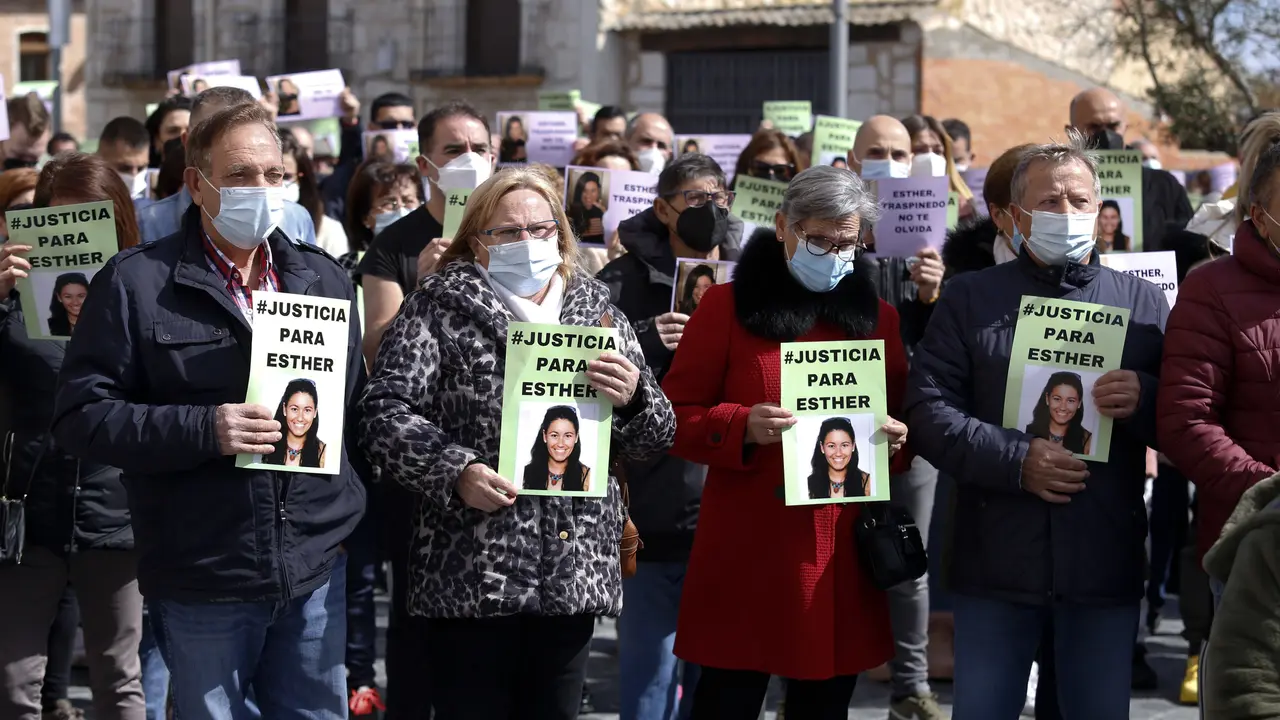 Concentraci&oacute;n con el lema "Traspinedo no te olvida", en la localidad en la que resid&iacute;a Esther L&oacute;pez, cuando se cumplen dos meses desde que desapareci&oacute;, tras lo que fue hallada muerta en una cuneta el 5 de febrero en esta poblaci&oacute;n vallisoletana, un fallecimiento cuyas causas sigue investigando la Guardia Civil. EFE/Iv&aacute;n Tome