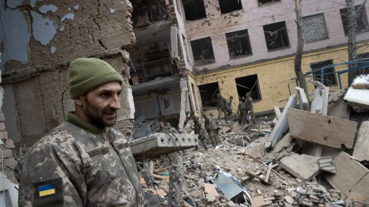 Las consecuencias de un ataque con misiles de crucero esta semana en Mykolaiv, Ucrania. Los expertos dicen que el ataque de Rusia 
marcar&aacute; la mayor&iacute;a de las decisiones de pol&iacute;tica exterior de Estados Unidos en el futuro inmediato. .Tyler Hicks/The New York Times