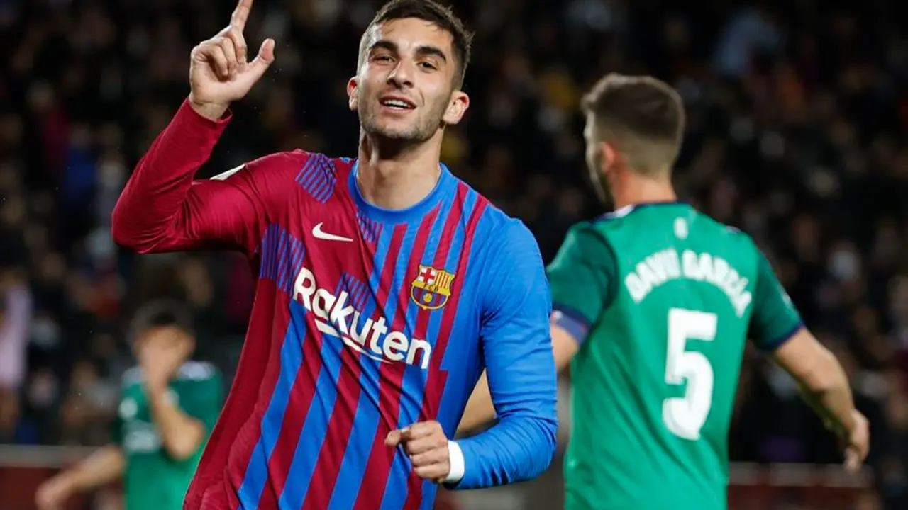 El delantero del FC Barcelona, Ferr&aacute;n Torres, celebra uno de los goles conseguido por el jugador blaugrana durante el encuentro correspondiente a la jornada 28 de primera divisi&oacute;n en el estadio Camp Nou de Barcelona. EFE / Toni Albir.