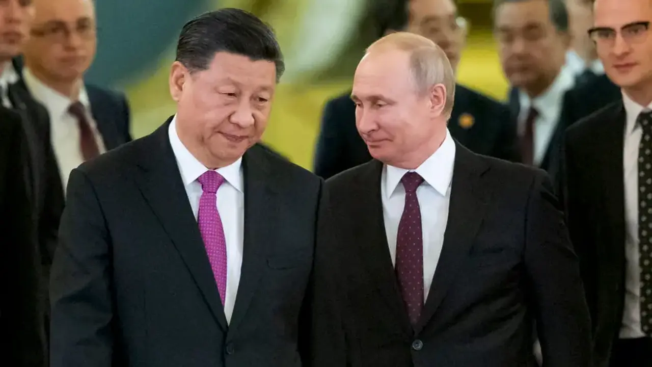El presidente de China, Xi Jinping, a la izquierda, y el presidente Vladimir Putin de Rusia en 2019. Los dos l&iacute;deres se han acercado, en gran parte debido a un deseo compartido de socavar el dominio global estadounidense.Credit...Foto de consorcio de Alexander Zemlianichenko