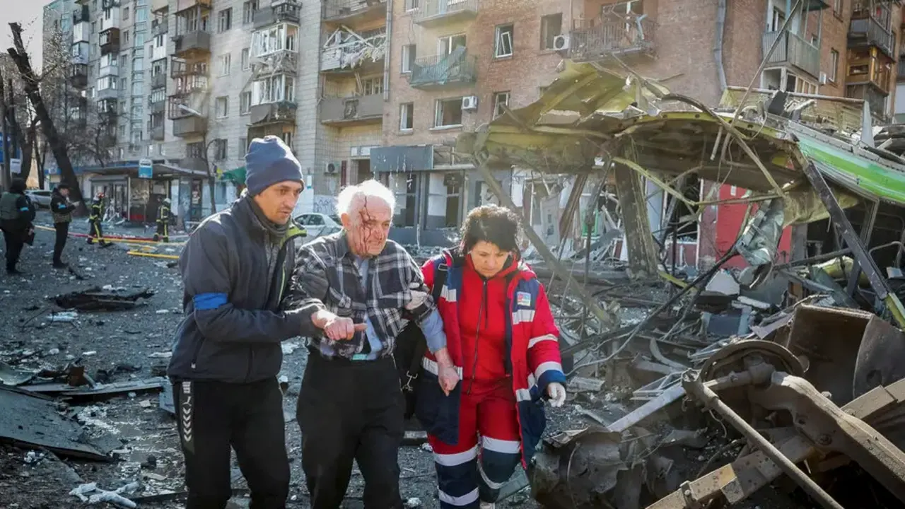 Un hombre herido recibe ayuda en Kiev, Ucrania, el lunes, despu&eacute;s de que su casa fuera destruida por los bombardeos.