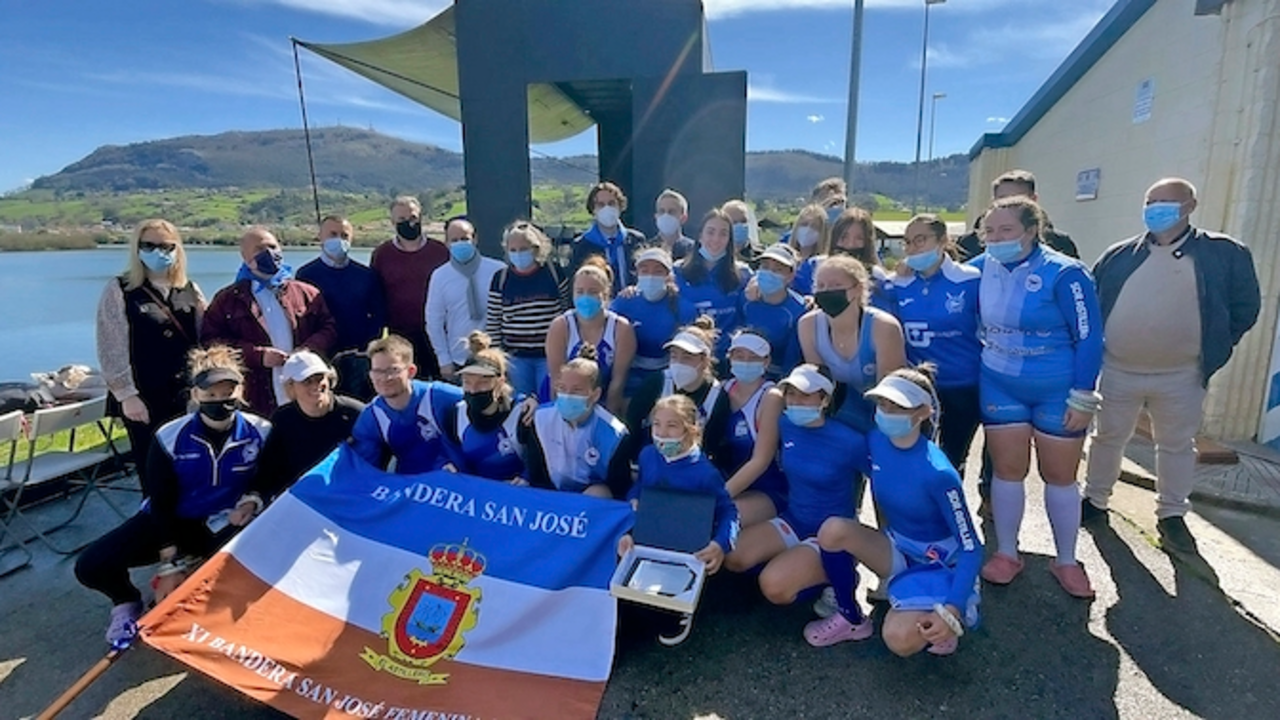 Las remeras de Planchada posan con la bandera y las autoridades presentes.
