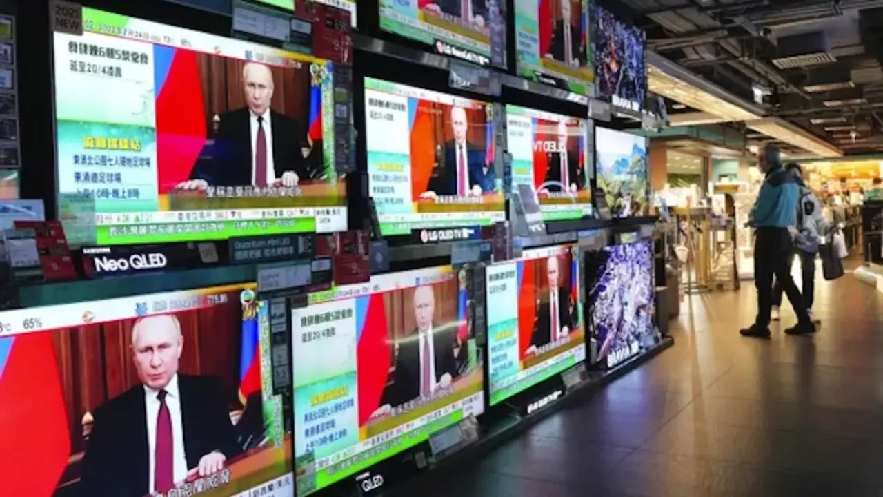 Las pantallas de televisi&oacute;n de Hong Kong transmiten las &uacute;ltimas noticias sobre la invasi&oacute;n rusa de Ucrania. Los funcionarios estadounidenses temen que China pueda enviar drones armados a Rusia. Fotograf&iacute;a: Vincent Yu/AP