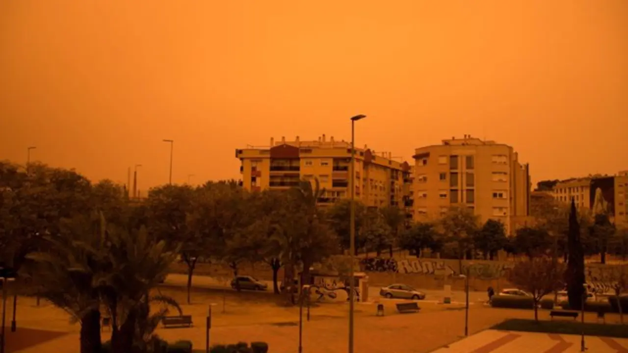 Un excepcional episodio de polvo procedente del desierto del Sahara se registra este lunes por la tarde en varias provincias.