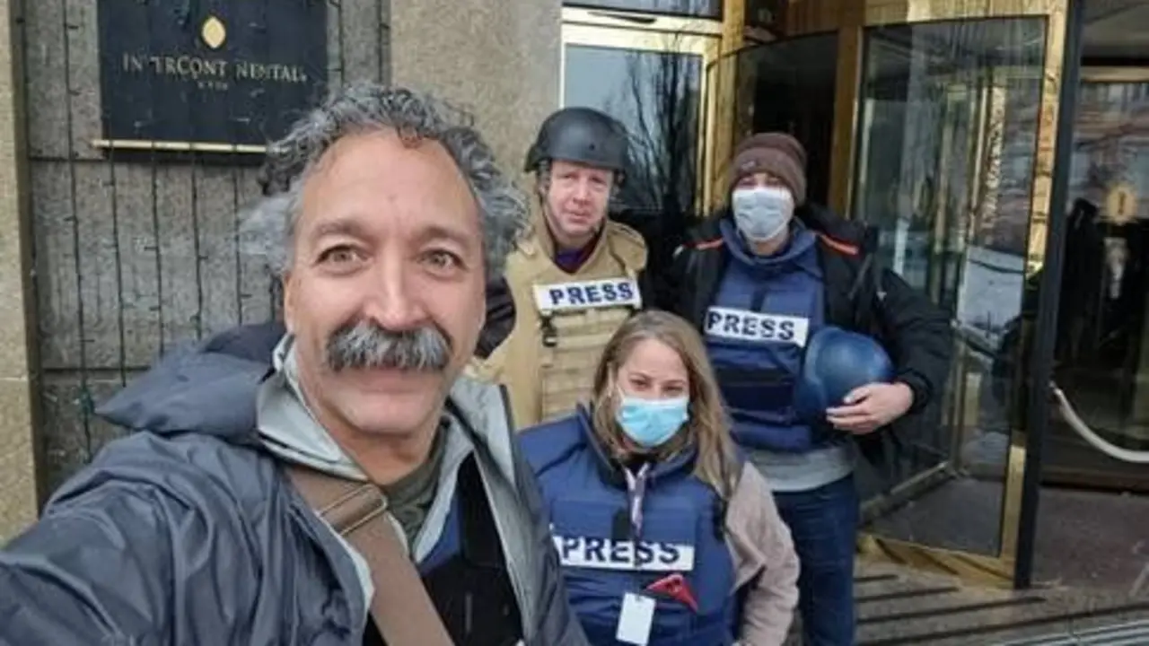Pierre Zakrzewski (en primer plano) con varios colegas en el hotel Intercontinental de Kiev. .FOX NEWS / AFP