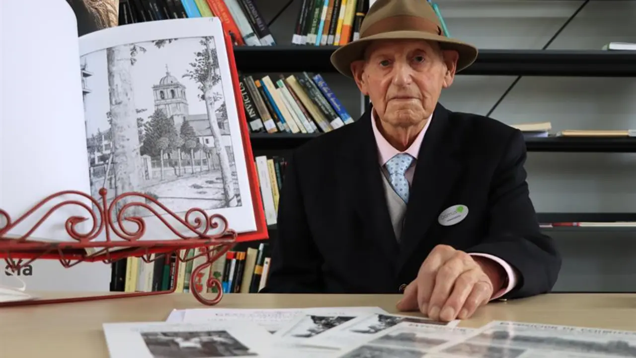A sus 96 a&ntilde;os, el palentino Maximino Rodr&iacute;guez se siente orgulloso y "encantado de la vida" de poder exponer por s&eacute;ptima vez, en esta ocasi&oacute;n en la localidad c&aacute;ntabra de Liencres, las &uacute;ltimas obras que ha pintado a plumilla, porque asegura que el arte no entiende de edad. EFE/ Celia Ag&uuml;ero Pereda