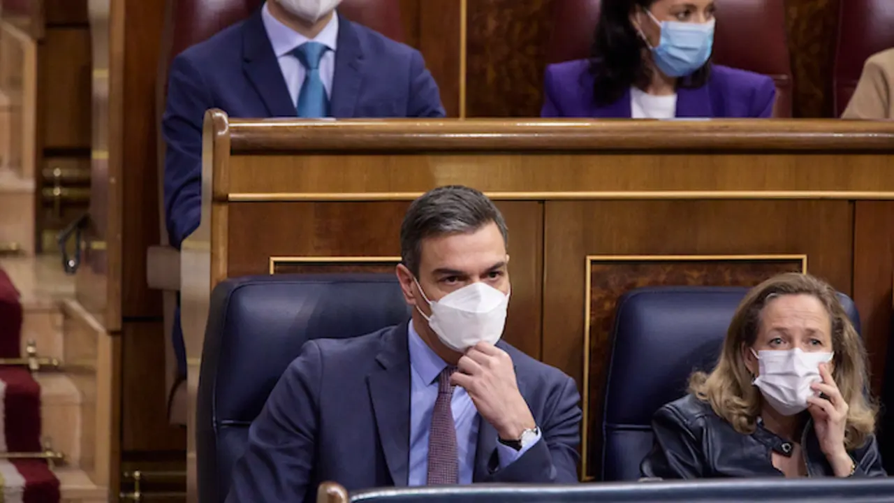 El presidente del Gobierno, Pedro S&aacute;nchez, y la vicepresidenta primera y ministra de Asuntos Econ&oacute;micos, Nadia Calvi&ntilde;o, en una sesi&oacute;n plenaria, en el Congreso de los Diputados, a 16 de marzo de 2022, en Madrid (Espa&ntilde;a). El pleno est&aacute; marcado, entre otros asuntos, por las preguntas de la oposici&oacute;n al Gobierno central sobre su gesti&oacute;n ante el agravamiento de la crisis econ&oacute;mica como consecuencia del conflicto b&eacute;lico de Ucrania. La sesi&oacute;n se celebra con la crisis interna del PP y los recientes cambios en el hemiciclo como tel&oacute;n de fondo.
16 MARZO 2022;CONGRESO;UCRANIA;DIPUTADOS;MADRID;GUERRA
Jes&uacute;s Hell&iacute;n / Europa Press
16/3/2022