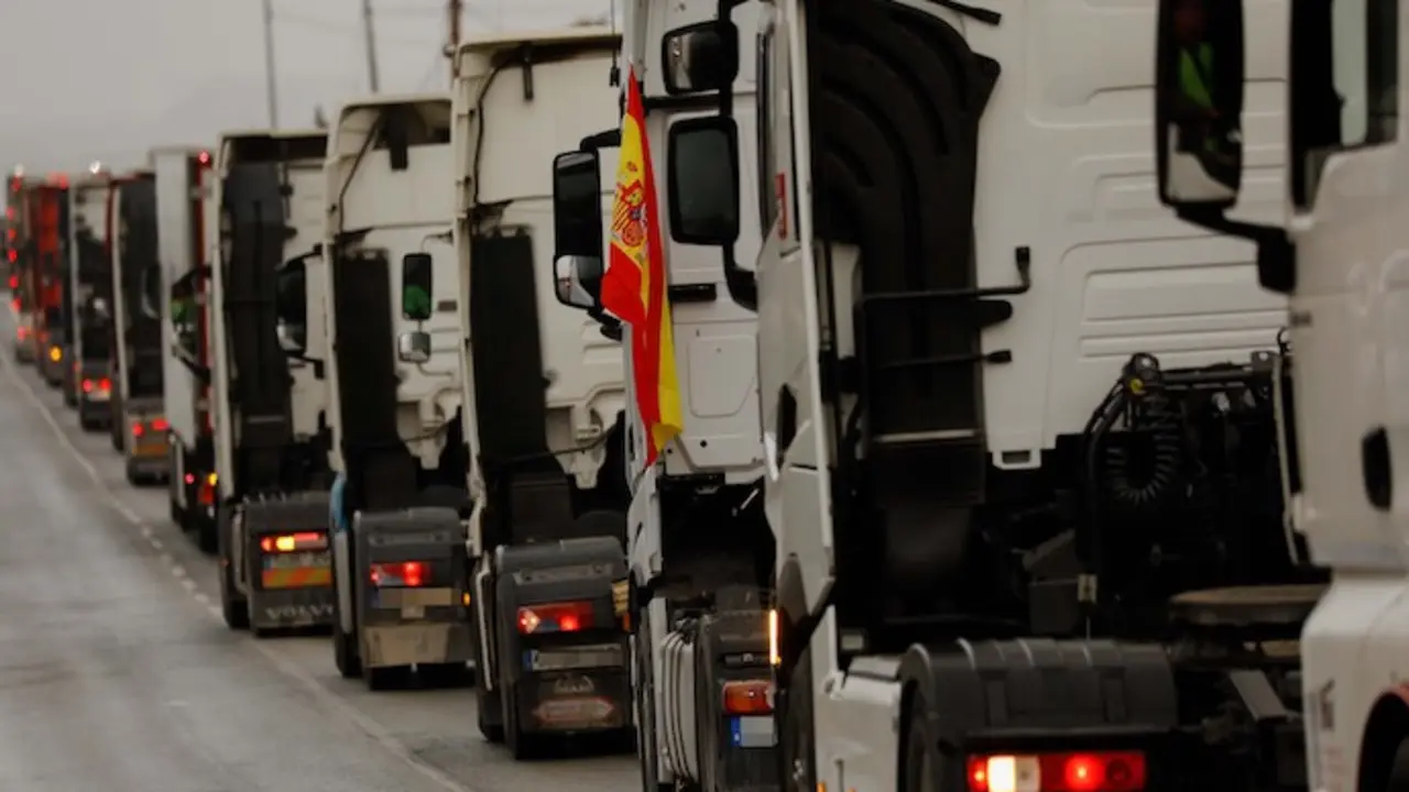 Transportistas colapsan la autov&iacute;a en el tercer d&iacute;a de huelga indefinida del transporte de mercanc&iacute;as, en la A-30, a 16 de marzo de 2022, en Murcia. Edu Botella / Europa Press