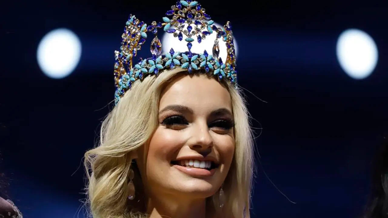 La representante de Polonia, Karolina Bielawska, tras consagrarse como Miss Mundo 2021, hoy, en la gala celebrada en el Coca Cola Music Hall, en San Juan (Puerto Rico). EFE/ Thais Llorca