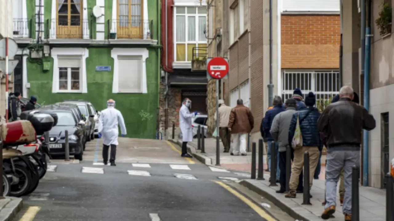 Colas ante la cocina econ&oacute;mica de Santander para el reparto de ese d&iacute;a ya que las instalaciones permanecen cerradas a causa del confinamiento. / AGUILERA