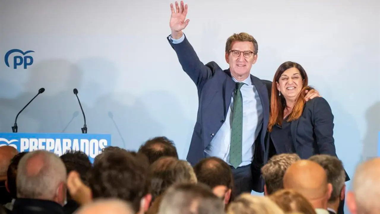 Feijoo y la presidenta del PP de Cantabria, S&aacute;enz de Buruaga. / Aguilera
