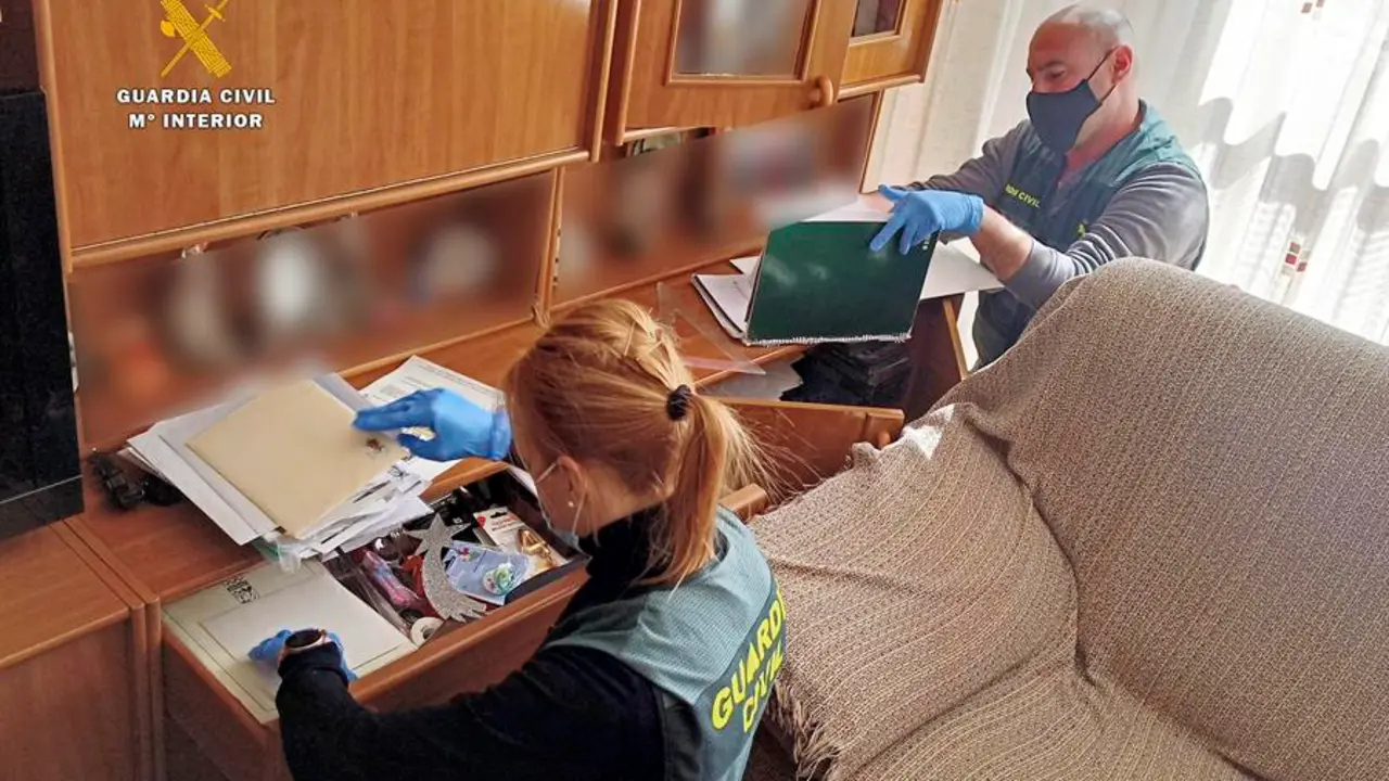 La Guardia Civil de Cantabria, ha procedido a la detenci&oacute;n de un var&oacute;n de 31 a&ntilde;os de edad y vecino de Murcia y de su expareja, una mujer de 24 a&ntilde;os de edad residente en M&oacute;stoles, como presuntos autores de los delitos de estafa, amenazas y usurpaci&oacute;n de identidad, por el m&eacute;todo del Romance Scam.- EFE/Guardia Civil/SOLO USO EDITORIAL/SOLO DISPONIBLE PARA ILUSTRAR LA NOTICIA QUE ACOMPA&Ntilde;A (CR&Eacute;DITO OBLIGATORIO)