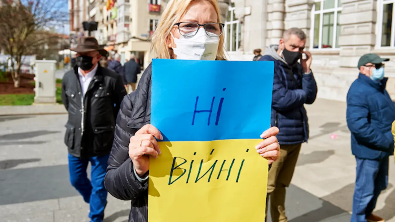 Una mujer con un cartel con la bandera de Ucrania, participa en un minuto de silencio para condenar la guerra en Ucrania y en apoyo a los ciudadanos ucranianos, en la Plaza del Ayuntamiento, a 4 de marzo de 2022, en Santander, Cantabria (Espa&ntilde;a). Con este acto han querido mostrar su repulsa a la guerra de Ucrania tras la entrada de las tropas rusas el pasado 24 de febrero y apoyar a los ciudadanos del pa&iacute;s afectado. Seg&uacute;n las &uacute;ltimas informaciones, Rusia se ha hecho con el poder de la central nuclear de Zaporiyia, la m&aacute;s grande de Europa. El balance de la guerra seg&uacute;n las &uacute;ltimas informaciones, tanto por parte del gobierno ucraniano como de ACNUR, es de al menos 2.000 civiles muertos y de alrededor de un mill&oacute;n de refugiados que han huido de Ucrania.