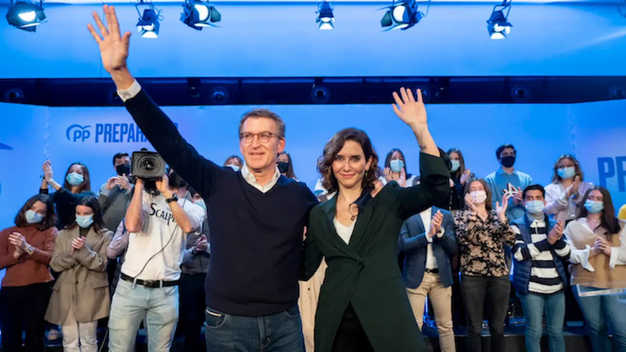El presidente de la Xunta de Galicia y precandidato a la presidencia del PP nacional, Alberto N&uacute;&ntilde;ez Feij&oacute;o, y la presidenta de la Comunidad de Madrid, Isabel D&iacute;az Ayuso, en un encuentro de afiliados en Novotel Madrid Center, a 15 de marzo de 2022, en Madrid (Espa&ntilde;a). Esta es una de las citas que est&aacute; llevando a cabo Feij&oacute;o por la geograf&iacute;a espa&ntilde;ola para presentar su proyecto de partido en las 17 Comunidades Aut&oacute;nomas antes del XX Congreso Nacional extraordinario de la formaci&oacute;n, que tendr&aacute; lugar entre el 1 y 2 de abril en Sevilla.
15 MARZO 2022;MADRID;AYUSO;PP;PARTIDO POPULAR;AFILIADOS
Alberto Ortega / Europa Press
15/3/2022