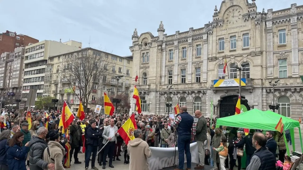 Simpatizantes de Vox se han movilizado este s&aacute;bado frente a los ayuntamientos de Cantabria.