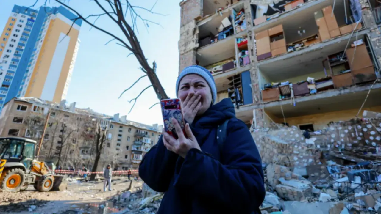 Una mujer ucraniana llora frente a un edificio residencial destruido por la artiller&iacute;a en una zona residencial de Kiev en medio de la invasi&oacute;n rusa, en Kiev Fotograf&iacute;a: Ceng Shou Yi/NurPhoto/REX/Shutterstock