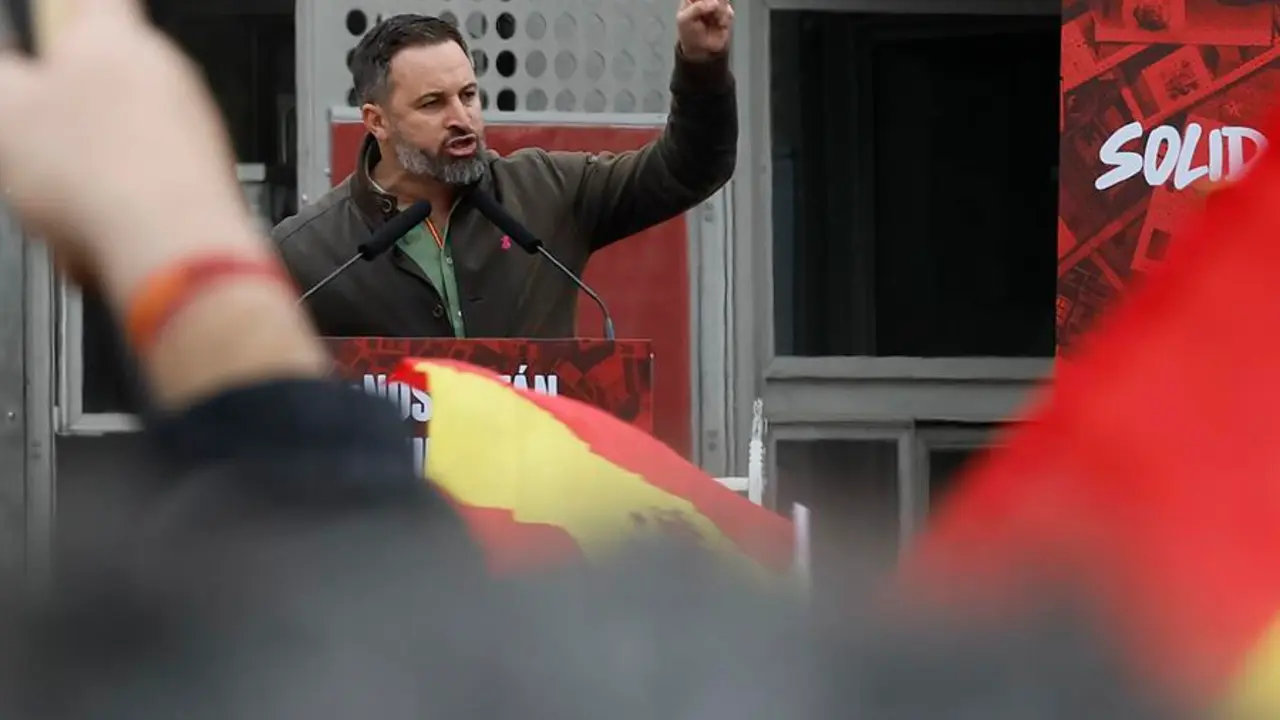 El l&iacute;der de Vox, Santiago Abascal, pronuncia un discurso durante una manifestaci&oacute;n, este s&aacute;bado en Madrid. EFE/Ballesteros