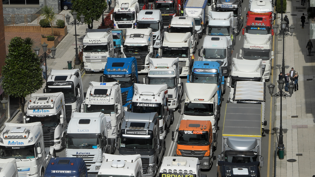 Diversos colectivos de transporte y ganaderos se manifiestan en Oviedo este s&aacute;bado con motivo de la huelga de transporte en las cercan&iacute;as del Palacio de Exposiciones donde se celebra el XXXIII Congreso de la Federaci&oacute;n Socialista Asturiana. EFE/Eloy Alonso