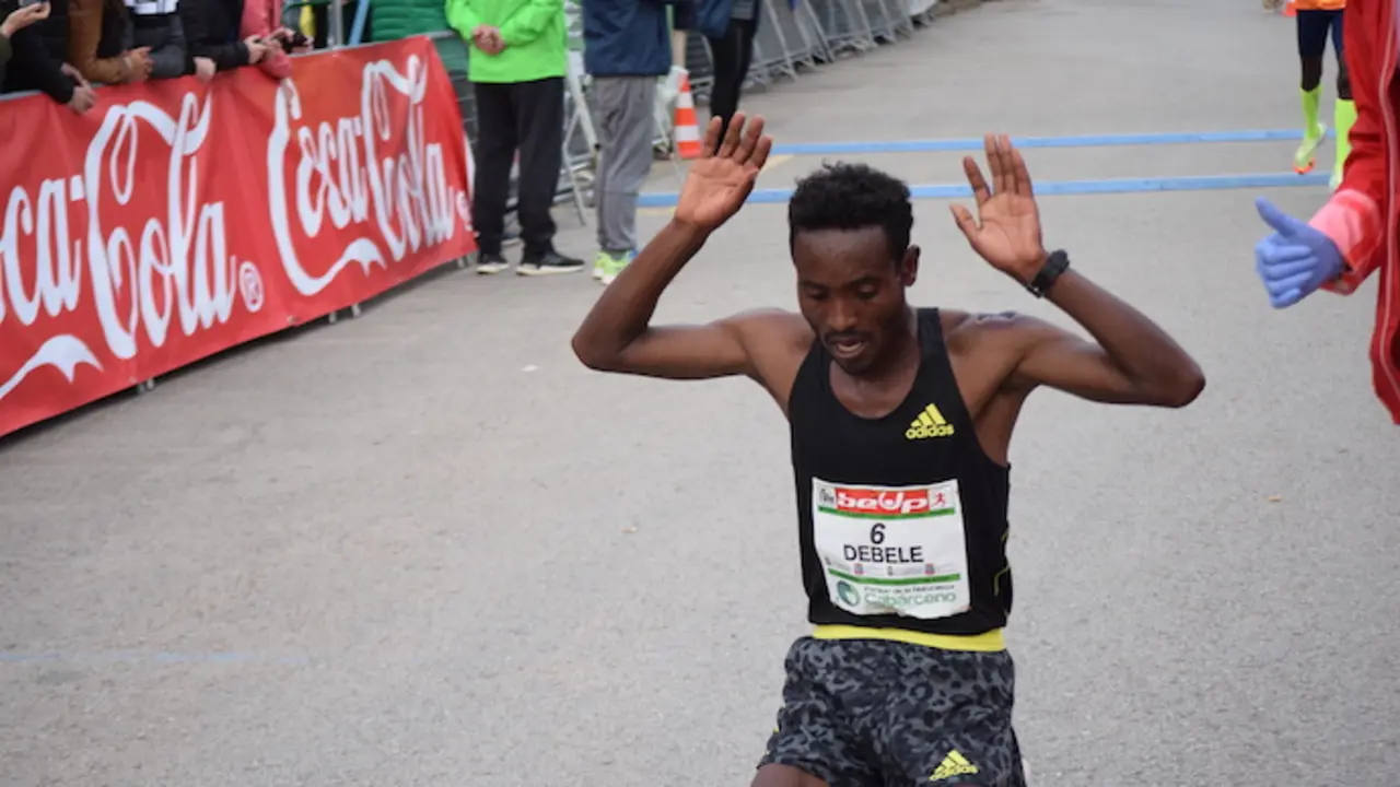 El atleta et&iacute;ope Chimdesa Debele en la meta. / M. CASTILLO