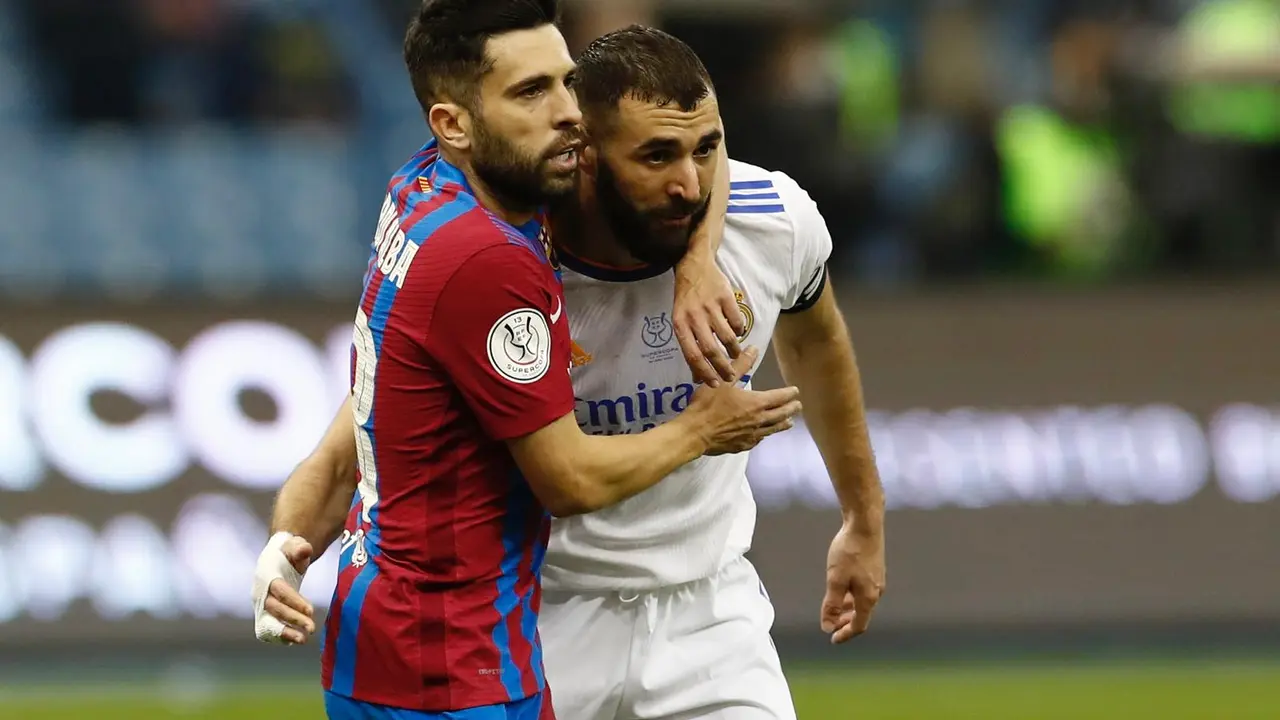 Jordi Alba abraza a Benzema durante el Barcelona-Real Madrid de la Supercopa de Espa&ntilde;a. Foto: RFEF
