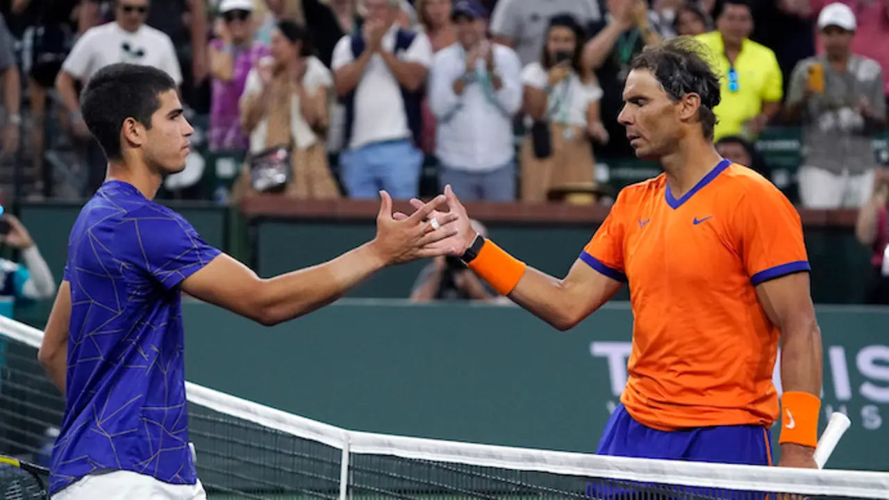 Nadal y Alcaraz se saludan tras el partido.Mark J. TerrillAP