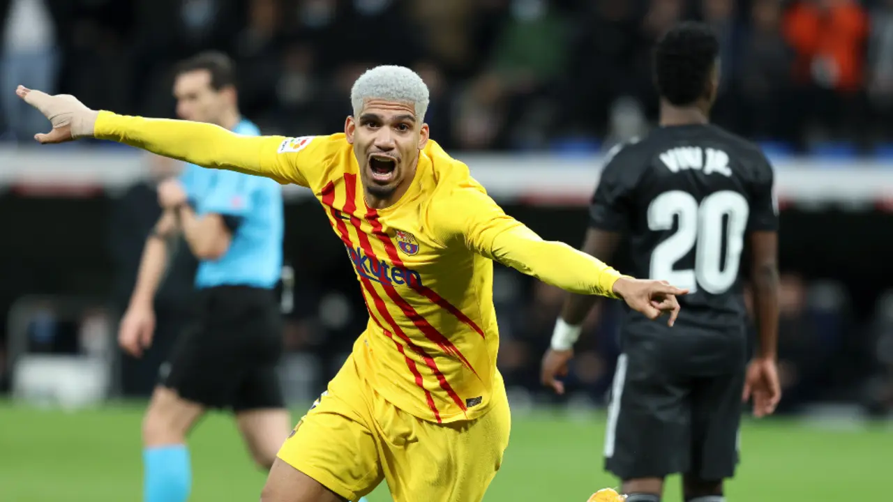 Ronald Araujo del FC Barcelona celebra un gol durante el partido de f&uacute;tbol de la Liga Santander entre el Real Madrid y el FC Barcelona en el estadio Santiago Bernab&eacute;u el 20 de marzo de 2022, en Madrid, Espa&ntilde;a./ AFP7