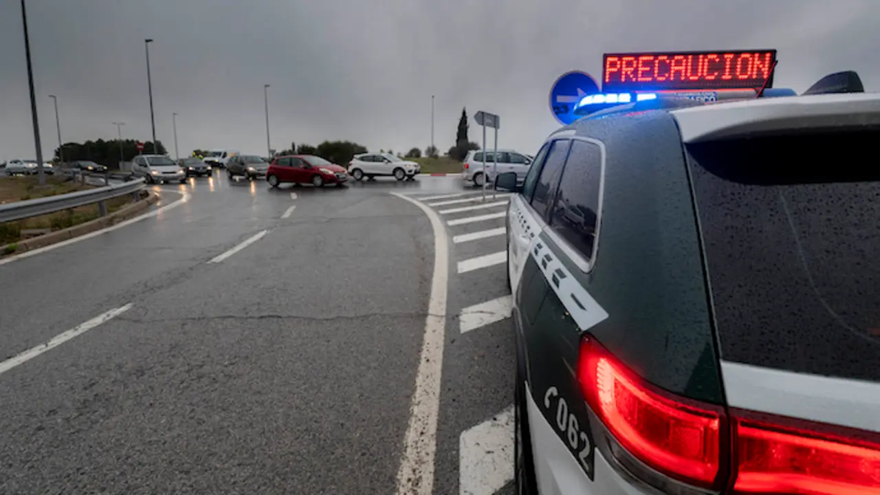 Un veh&iacute;culo de la Guardia Civil agiliza el tr&aacute;fico en la carretera A-1, a 29 de octubre de 2021, en Madrid (Espa&ntilde;a). A partir de las 15:00 horas, arranca el operativo especial de la DGT por el puente de Todos los Santos en el que se prev&eacute;n 5,53 millones de desplazamientos. El dispositivo durar&aacute; hasta la medianoche del pr&oacute;ximo lunes 1 de noviembre con motivo de la festividad de &aacute;mbito nacional este &uacute;ltimo d&iacute;a del puente. Tr&aacute;fico ha alertado a los conductores que extremen la precauci&oacute;n ante la previsi&oacute;n de dos factores que pueden incrementar el riesgo de sufrir un accidente: la previsi&oacute;n de lluvias y el cambio de hora durante la madrugada del domingo.
29 OCTUBRE 2021;TRAFICO;DESPLAZAMIENTOS;VEHICULOS;VIAJES;CARRETERAS;COCHES;VACACIONES;PUENTE;PUENTE DE TODOS LOS SANTOS
Alberto Ortega / Europa Press
(Foto de ARCHIVO)
29/10/2021