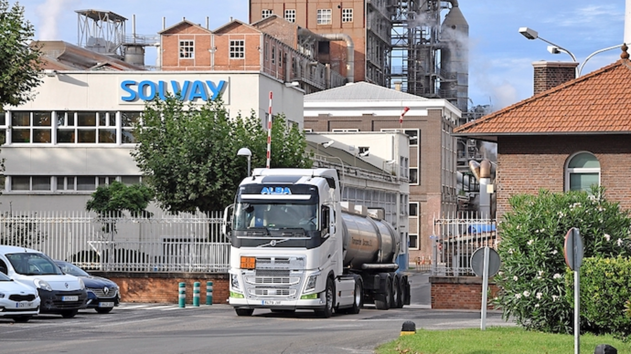 Un cami&oacute;n sale de la empresa de Barreda, Solvay. / ALERTA