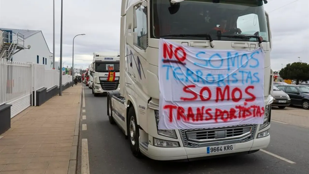 Una caravana de unos 50 camiones y veh&iacute;culos de transporte ha circulado este lunes por la autov&iacute;a A-66 entre el pol&iacute;gono del Montalvo y el pol&iacute;gono de Villares de la Reina a modo de protesta por la situaci&oacute;n que esta atravesando el sector. EFE/J.M.GARCIA
