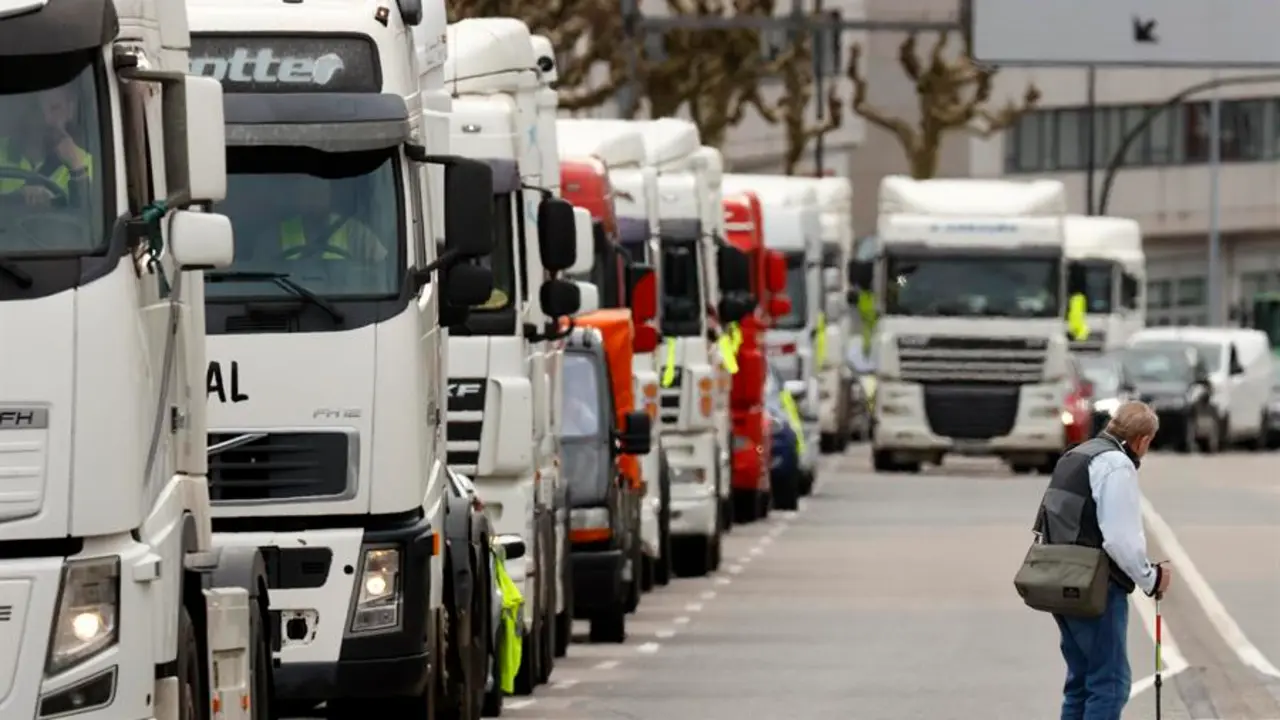Un grupo de transportistas gallegos circulan con m&aacute;s de un centenar de camiones y veh&iacute;culos agrarios, haciendo sonar la bocina para protestar por el alza de los precios del combustible, este lunes en Santiago de Compostela. EFE/Lavandeira jr