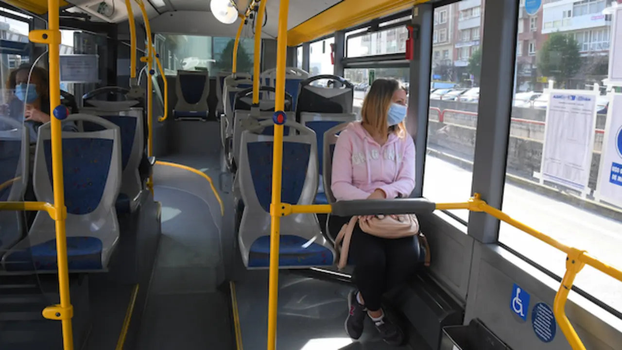 Varias personas en el interior de un autob&uacute;s en Santander. / HARDY