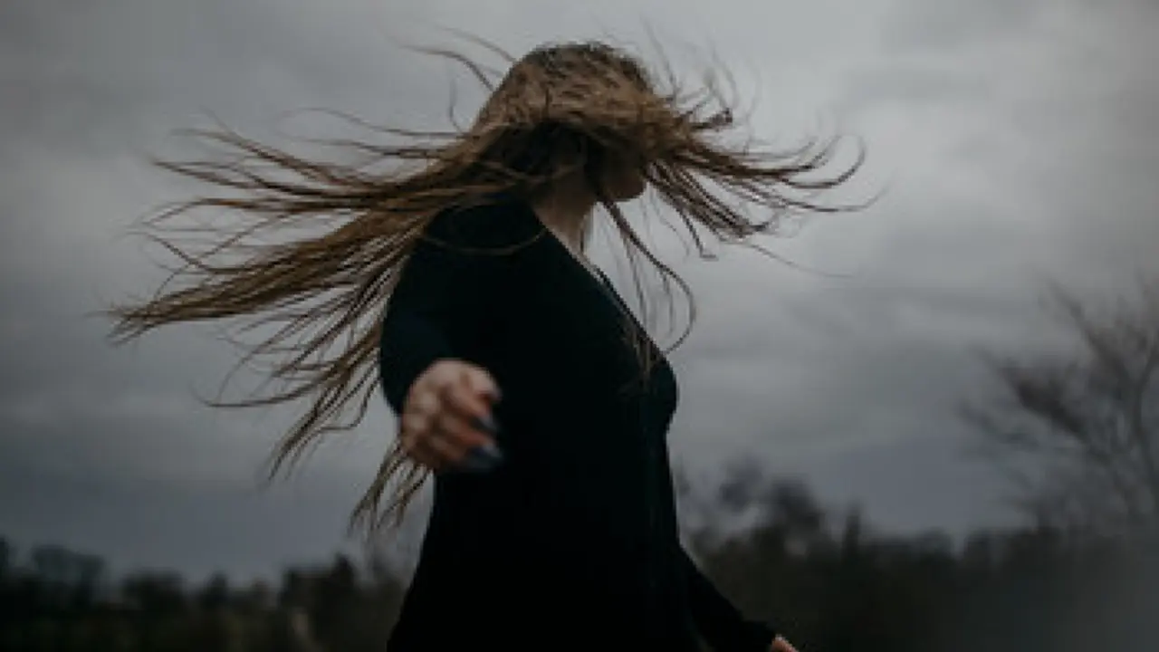 Una mujer al viento.