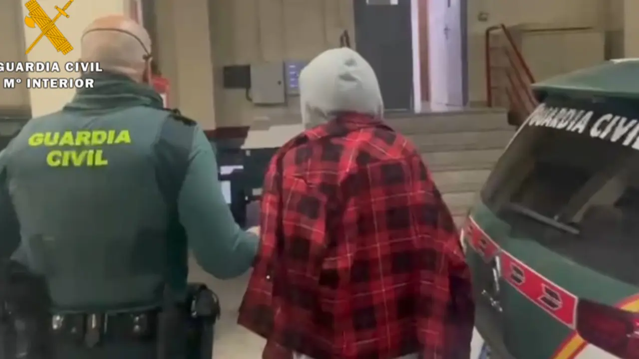 Un Guardia Civil custodia al detenido. / ALERTA
