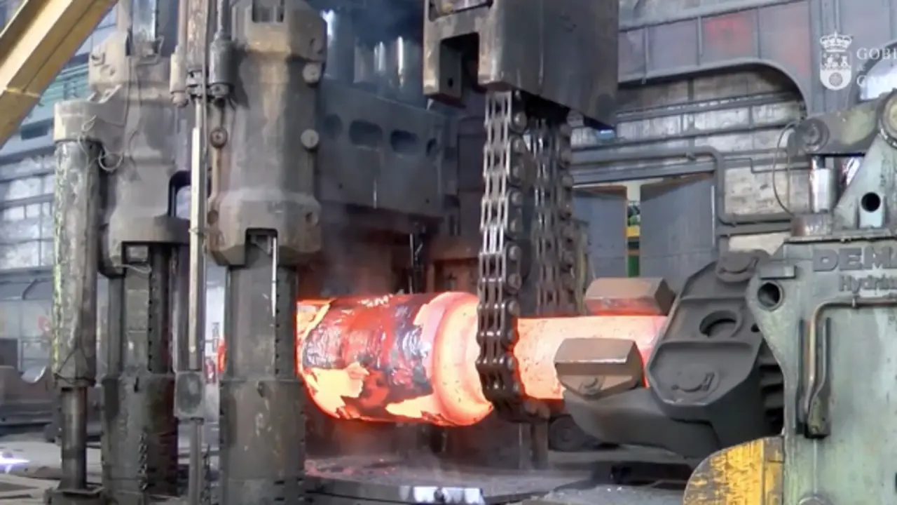 Un trabajador en la empresa de Reinosa Forgings & Castings. / ALERTA