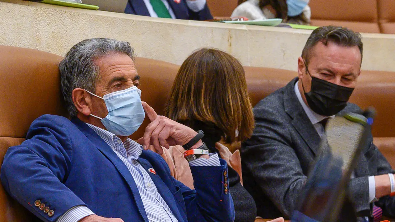 El presidente de Cantabria, Miguel &Aacute;ngel Revilla (c), asiste a la sesi&oacute;n plenaria de este lunes en el Parlamento de Cantabria.Puente Hoyos