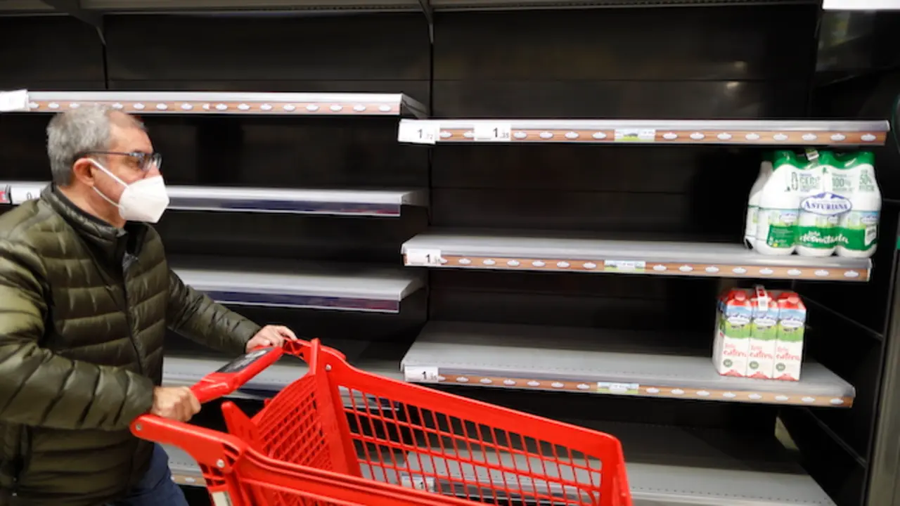 Un hombre frente a una estanter&iacute;a de leche vac&iacute;a en un supermercado Carrefour, a 18 de marzo de 2022, en Madrid (Espa&ntilde;a). El paro, convocado a nivel nacional por la Plataforma para la Defensa del Sector de Transporte de Mercanc&iacute;as por Carretera Nacional e Internacional, ha provocado que falten productos b&aacute;sicos en los mercados. La huelga de transportes  tiene como objetivo protestar por la "grav&iacute;sima" situaci&oacute;n del sector y unas condiciones laborales "inadmisibles", a lo que se suma el alza del precio de los combustibles, acentuada por la invasi&oacute;n rusa de Ucrania. Ahora mismo no hay un acuerdo entre los transportistas y el Gobierno para volver a la normalidad.
18 MARZO 2022;ALIMENTOS;PRODUCTOS;TRANSPORTISTAS;HUELGAS
C&eacute;zaro De Luca / Europa Press
18/3/2022