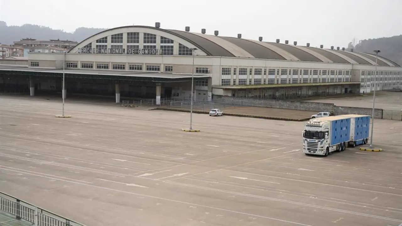 Exterior del Mercado de Ganados de Torrelavega, donde hubo una mejor&iacute;a de la oferta en la Feria. / Pedro Puente Hoyos