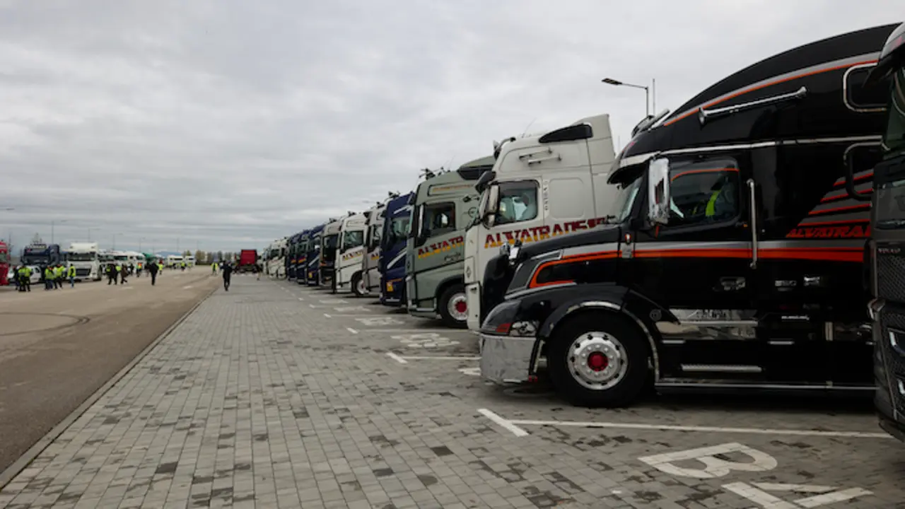 Varios camiones estacionados en el Wanda Metropolitano, durante el d&eacute;cimo d&iacute;a de paro nacional de transportistas. Jes&uacute;s Hell&iacute;n / Europa Press